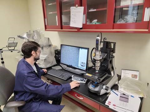 Microscope examination of metallographic mount’s microstructure